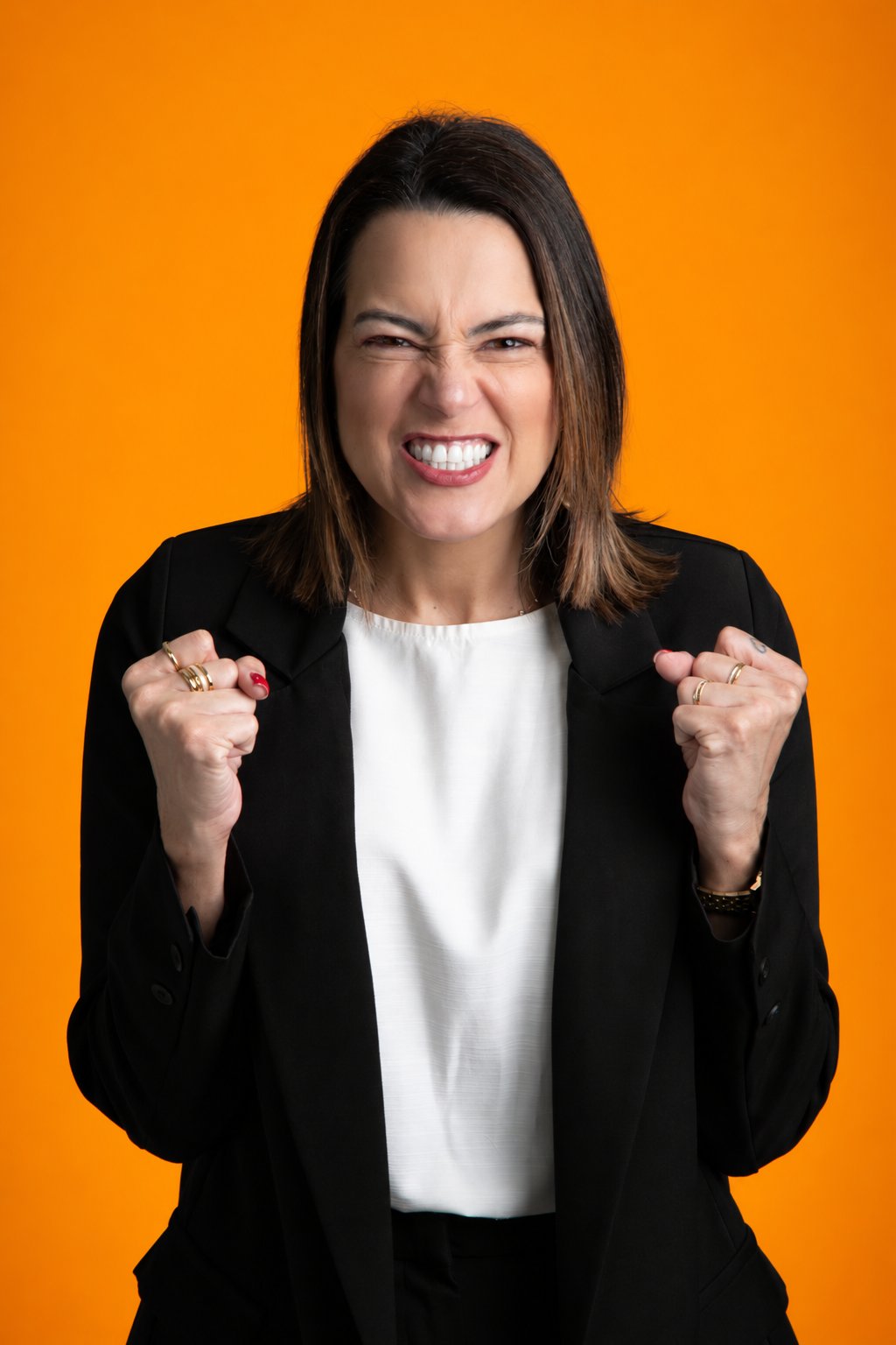 Milla Borges comemorando, de punhos cerrados